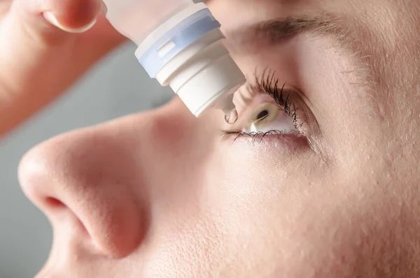 Jonge vrouw die van toepassing zijn oog daling — Stockfoto