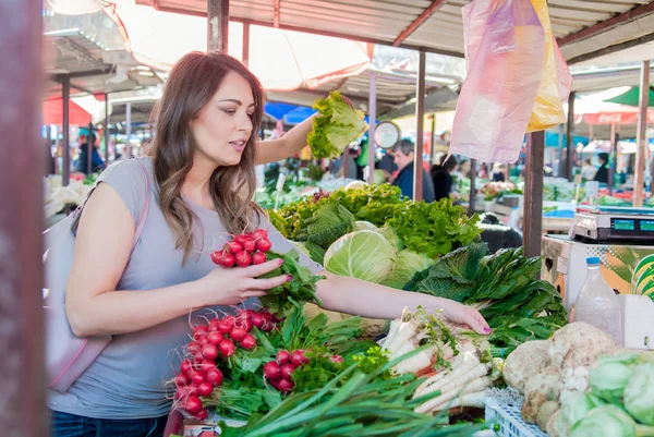 Woman buying vegetables at local market. — Stock Photo, Image