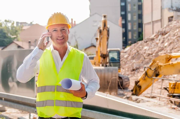 Ingenjör pratar i telefon — Stockfoto