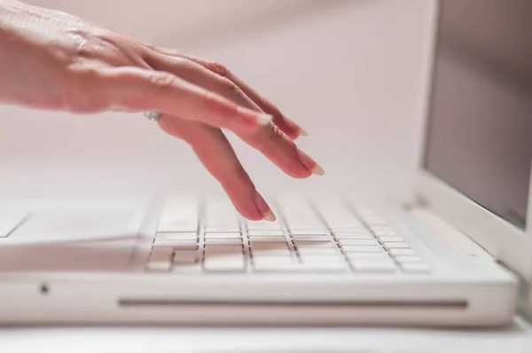 Vingers van de vrouw die op laptop toetsen te drukken — Stockfoto