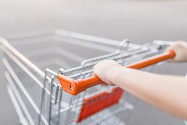 Frau mit Einkaufswagen. — Stockfoto