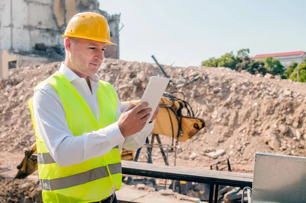 Retrato Ingeniero Civil Hardhat Amarillo Usando Tableta Digital Sitio Construcción —  Fotos de Stock