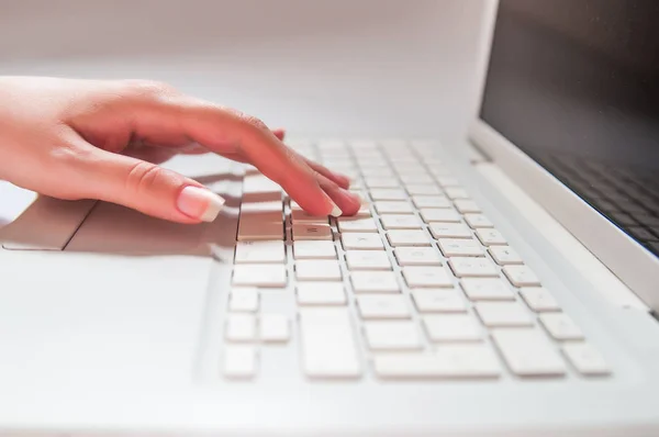 Vingers van de vrouw die op laptop toetsen te drukken — Stockfoto