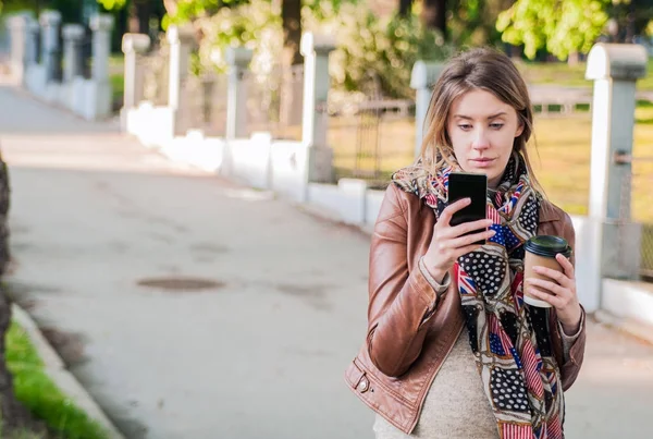 彼女の携帯電話上の女性にテキスト メッセージ. — ストック写真