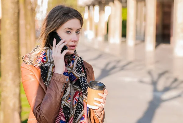 Молодая женщина разговаривает по смартфону — стоковое фото