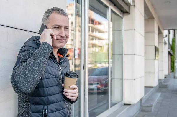 Gelukkig Volwassen Man Praten Mobiele Telefoon Papier Beker Met Koffie — Stockfoto