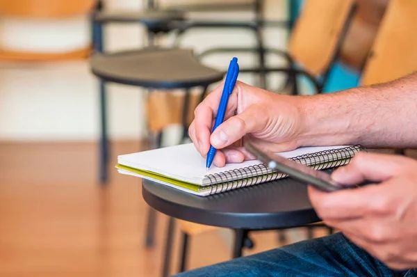 Studente utilizzando uno smartphone — Foto Stock