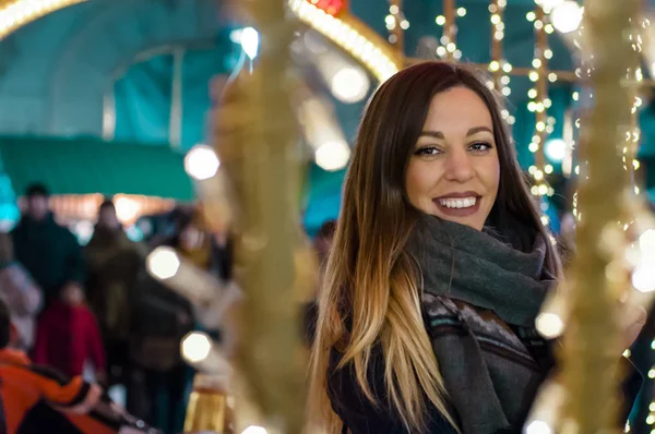 여성 축제 크리스마스 시장에 — 스톡 사진