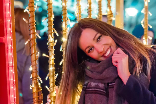 Mujer en el mercado navideño festivo — Foto de Stock