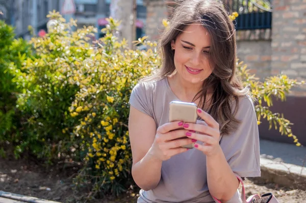 Vrouw praten over slimme telefoon — Stockfoto