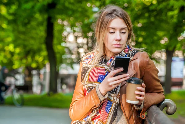 Mujer usando smartphone con café . — Foto de Stock