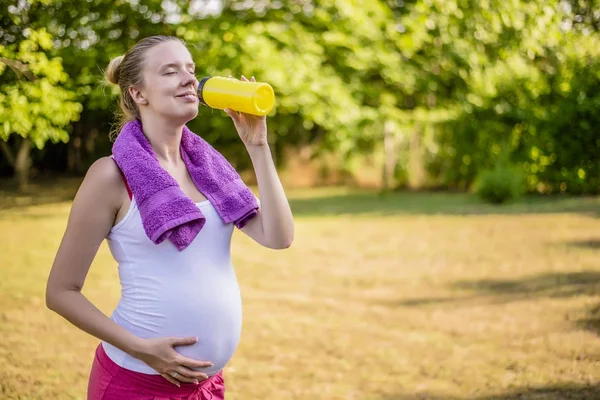 Gravid kvinne etter trening – stockfoto