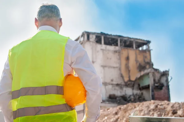 Porträtt Professionella Civilingenjör Innehav Hardhat Inspekterande Byggarbetsplats Bakifrån — Stockfoto