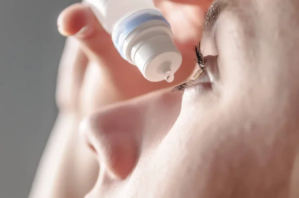 Young woman applying eye drop — Stock Photo, Image