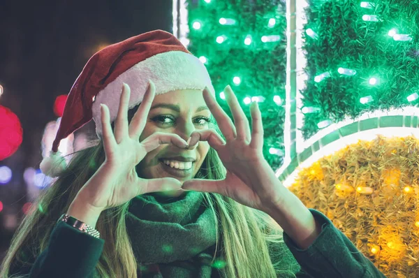 クリスマス女性示す心 — ストック写真