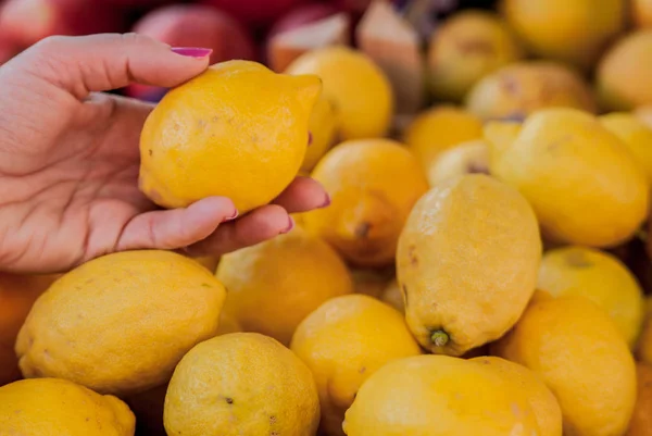 Foto Recortada Cliente Femenino Eligiendo Limones Frescos Supermercado —  Fotos de Stock