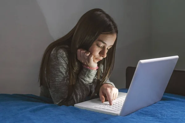 Znudzony Nastolatkę Przeglądanie Stron Społecznościowych Przy Użyciu Laptopa Sypialni — Zdjęcie stockowe
