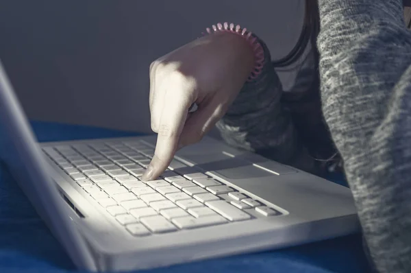 Kvinnlig Hand Röra Laptop Tangentbord Närbild — Stockfoto