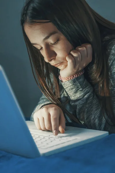 Bored Teenage Girl Browsing Social Media Using Laptop — Stock Photo, Image
