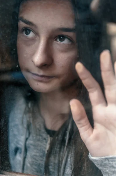 Trauriges Teenager Mädchen Das Einem Kalten Herbsttag Aus Dem Fenster — Stockfoto