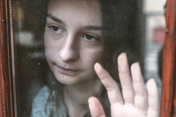 Menina Adolescente Triste Olhando Para Fora Janela Dia Outono Frio — Fotografia de Stock