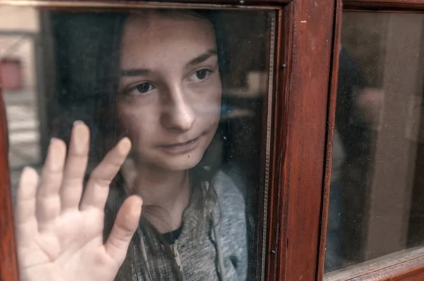 Trauriges Teenager Mädchen Das Einem Kalten Herbsttag Aus Dem Fenster — Stockfoto