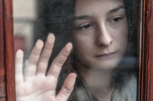 Θλιβερή Εφηβικό Κορίτσι Κοιτάζοντας Έξω Από Παράθυρο Κρύα Ημέρα Του — Φωτογραφία Αρχείου