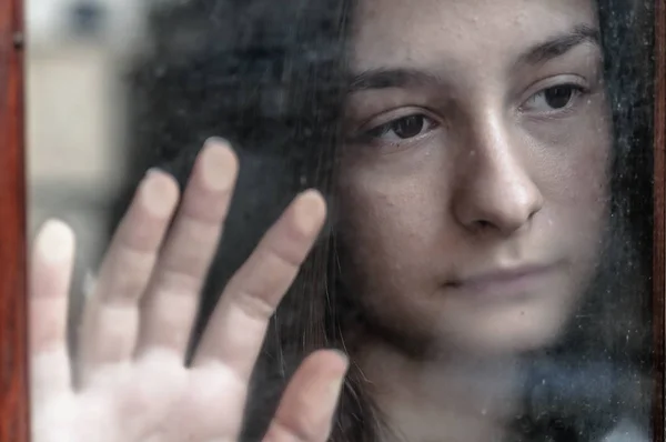 Trauriges Teenager Mädchen Das Einem Kalten Herbsttag Aus Dem Fenster — Stockfoto