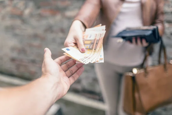 Mujer Dando Dinero Hombre Una Mujer Negocios Corrupta Ofreciendo Dinero —  Fotos de Stock