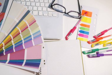 Renk örnek grafik tablo dizüstü bilgisayar ve ofis malzemeleri. Farklı sıralı renk örnekleri, renk fan paleti