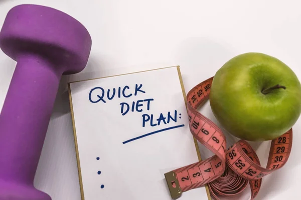 快速饮食计划笔记在记事本 记事本和新鲜的绿色苹果 — 图库照片