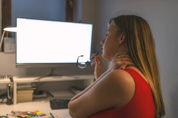 Dolor Cuello Trabajo Trabajadora Oficina Cansada Sentada Escritorio Masajeando Cuello —  Fotos de Stock