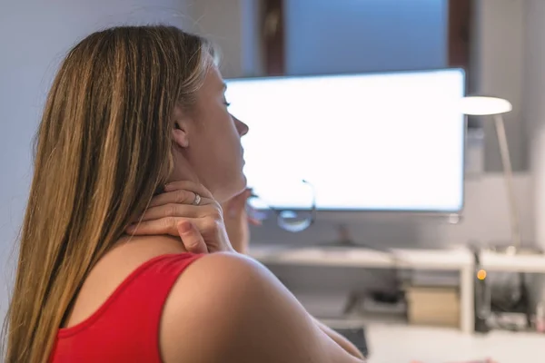 仕事で首の痛み 彼女の首をマッサージの机に座って疲れた女性会社員 — ストック写真