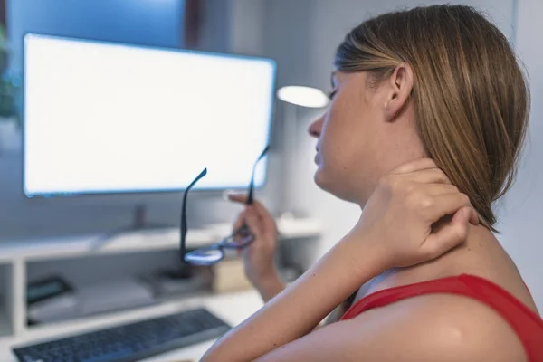 Dor Pescoço Trabalho Cansado Feminino Escritório Trabalhador Sentado Mesa Massageando — Fotografia de Stock