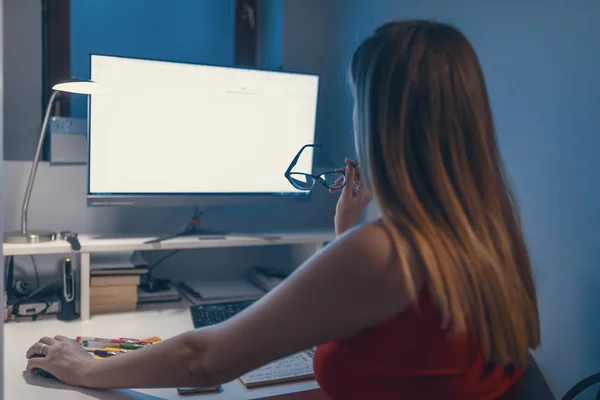 Mujer Joven Teclado Computadora Escritorio Mesa Oficina —  Fotos de Stock