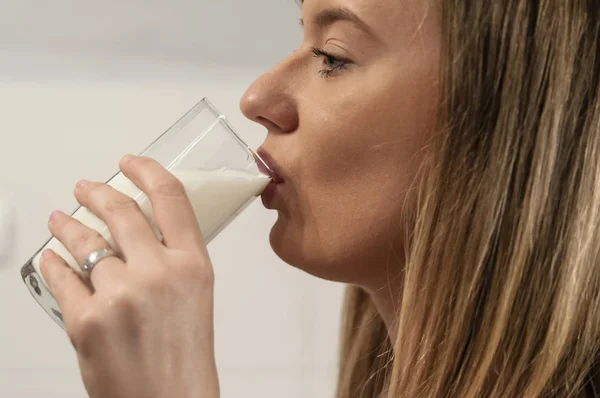 Junge Frau Trinkt Glas Frische Milch Konzept Zur Gewichtsabnahme — Stockfoto