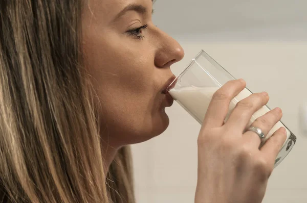 Jonge Vrouw Drinken Glaasje Verse Melk Verlies Gewichtsconcept — Stockfoto