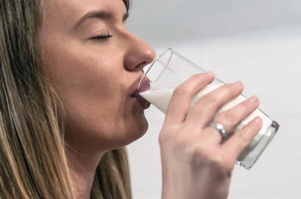 Jonge Vrouw Drinken Glaasje Verse Melk Verlies Gewichtsconcept — Stockfoto