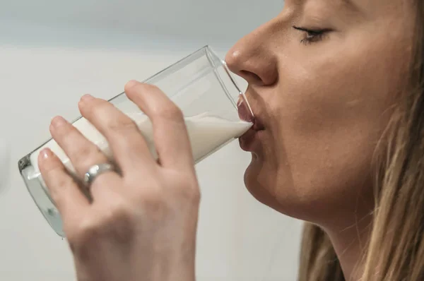 Jonge Vrouw Drinken Glaasje Verse Melk Verlies Gewichtsconcept — Stockfoto