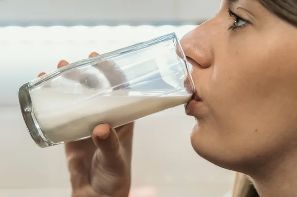 Junge Frau Trinkt Glas Frische Milch Konzept Zur Gewichtsabnahme — Stockfoto