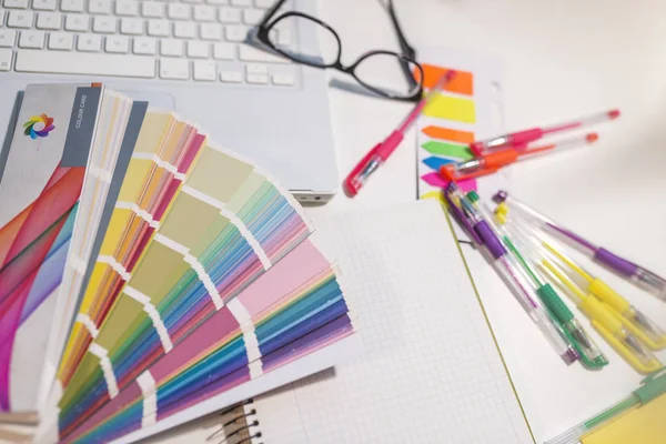 Renk örnek grafik tablo dizüstü bilgisayar ve ofis malzemeleri. Farklı sıralı renk örnekleri, renk fan paleti