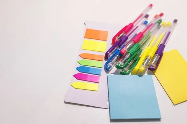 Zelfklevende Notities Kleurrijke Pennen Witte Achtergrond Helder Kantoorbenodigdheden — Stockfoto