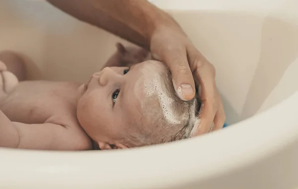 Igiene Cura Del Bambino Padre Che Bagno Figlio Nella Piccola — Foto Stock
