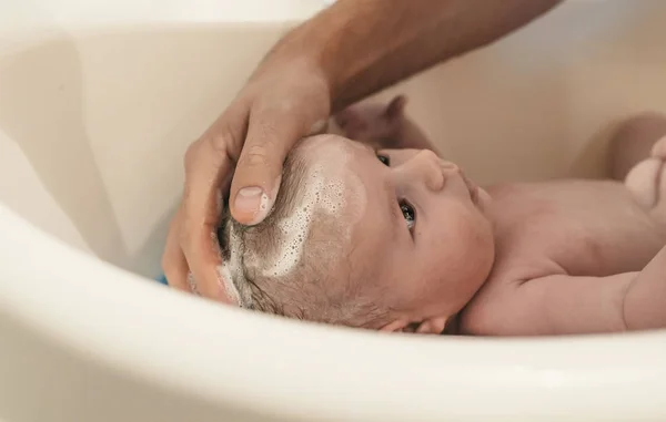 Higiene Cuidado Del Bebé Padre Bañarse Hijo Blanco Pequeña Bañera — Foto de Stock