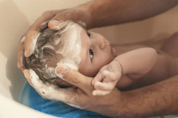 Hygiene Care Baby Father Bathing Son White Small Plastic Baby — Stock Photo, Image