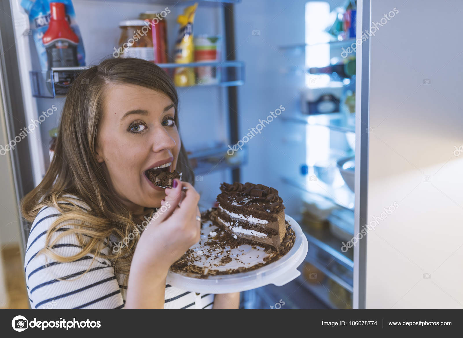 devushki-pered-holodilnikom-krupno-foto-porno-odeli-samotik-na-drel-i-ebut
