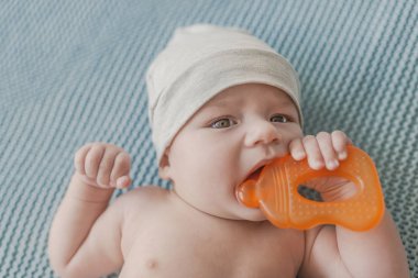 Oyuncak çiğneme teether ile oynayan erkek bebek. Diş çıkarma halkası oyuncak çiğneme bebeğim. bebek çocuk teether oyuncak üstten görünüm kullanarak döşeme