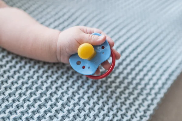 Bambino Con Capezzolo Primo Piano Delle Mani Del Bambino Con — Foto Stock