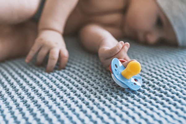 Bambino Con Capezzolo Primo Piano Delle Mani Del Bambino Con — Foto Stock