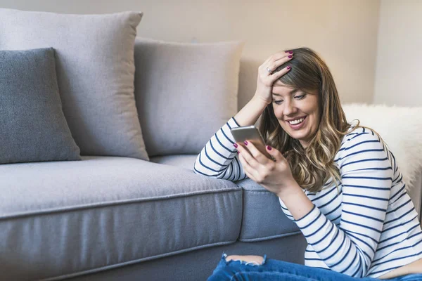 Mensaje Encantador Mujer Joven Atractiva Mirando Teléfono Inteligente Sonriendo Mientras — Foto de Stock